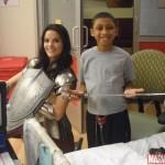 Jaimie Alexander visita a niños enfermos como Sif