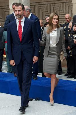 Dña. Letizia,  look gris  en el Congreso Estatal del Voluntariado