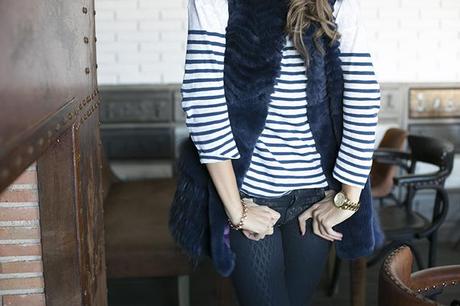 chaleco conejo hope, fur vest, blue vest, long vest, navy, true religion jeans, zara botines, pendientes flecha aristocrazy, miu miu vitello, dime que me quieres, cristina blanco, guiadeestilo, guia de estilo blog, 