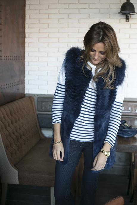 chaleco conejo hope, fur vest, blue vest, long vest, navy, true religion jeans, zara botines, pendientes flecha aristocrazy, miu miu vitello, dime que me quieres, cristina blanco, guiadeestilo, guia de estilo blog, 