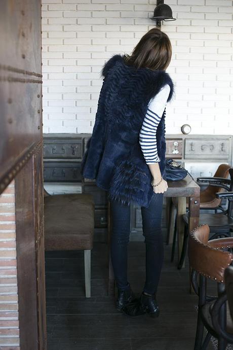 chaleco conejo hope, fur vest, blue vest, long vest, navy, true religion jeans, zara botines, pendientes flecha aristocrazy, miu miu vitello, dime que me quieres, cristina blanco, guiadeestilo, guia de estilo blog, 
