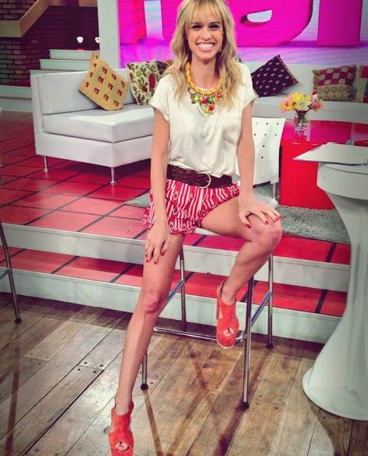 Mariana Fabbiani looks con alegria