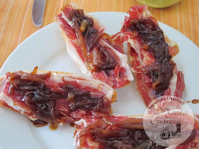 TOSTAS DE JAMON CON CEBOLLA CARAMELIZADA Y REDUCCIÓN DE VINO