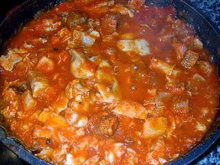 Manitas de cerdo con chorizo, callos y un toque picante