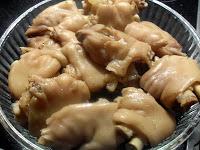 Manitas de cerdo con chorizo, callos y un toque picante