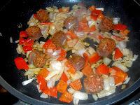 Manitas de cerdo con chorizo, callos y un toque picante