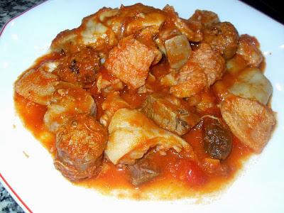 Manitas de cerdo con chorizo, callos y un toque picante