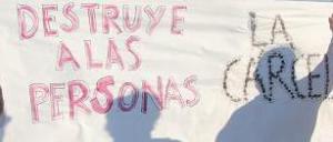 Una pancarta, frente a una cárcel.