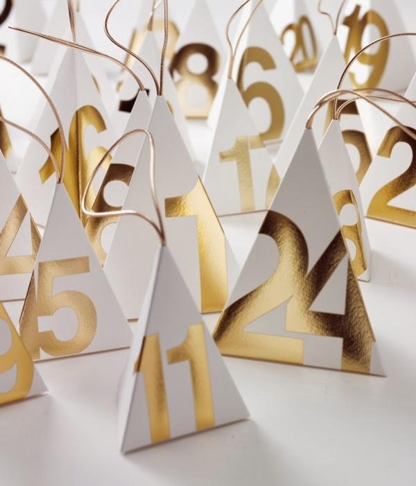 Tú preguntas: Calendario de adviento en blanco y dorado para colgar