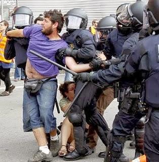 ASÍ PEGAN LOS MOSSOS EN BARCELONA...Y LOS PSICÓPATAS DE MÁS DE VEINTE PAÍSES, QUIEREN VENR A PEGAR AQUÍ, COMO QUEDAN IMPUNES...!!!28-11-2013...