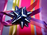 regalo con envoltorio colorido