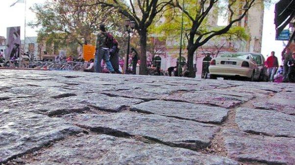 Aprueban una ley que protege las calles adoquinadas
