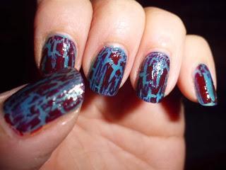 manicura craquelada roja