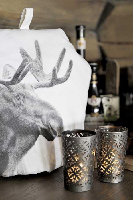 UNA CABAÑA DE MADERA EN LA MONTAÑA