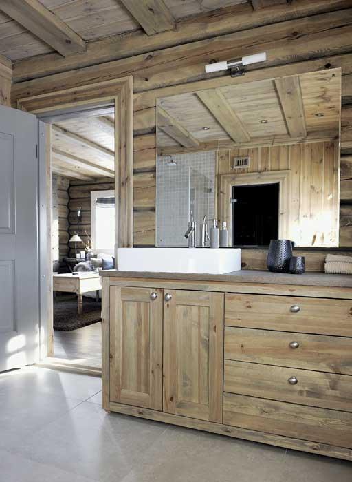 UNA CABAÑA DE MADERA EN LA MONTAÑA