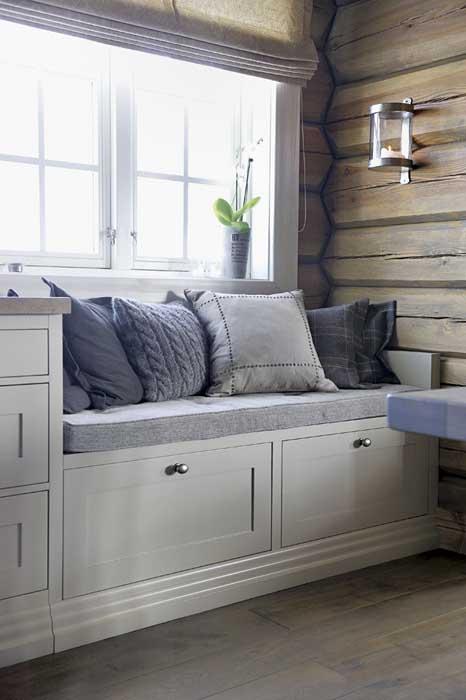 UNA CABAÑA DE MADERA EN LA MONTAÑA