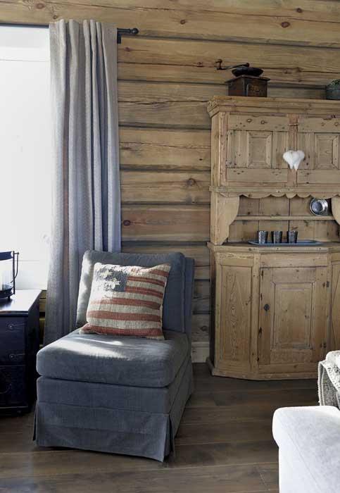 UNA CABAÑA DE MADERA EN LA MONTAÑA