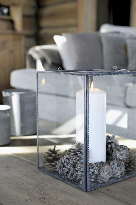 UNA CABAÑA DE MADERA EN LA MONTAÑA