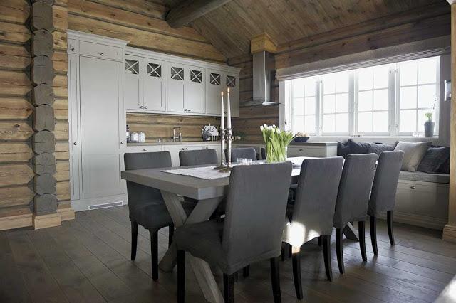 UNA CABAÑA DE MADERA EN LA MONTAÑA