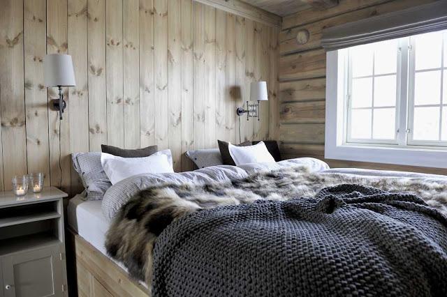 UNA CABAÑA DE MADERA EN LA MONTAÑA