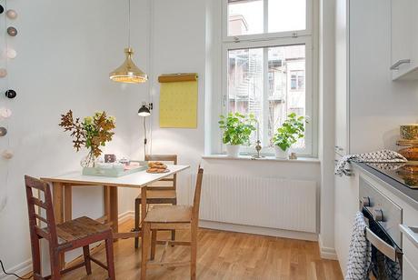 La importancia de un material. Madera y cuero en este piso escandinavo La importancia de un material. Madera y cuero en este piso escandinavo