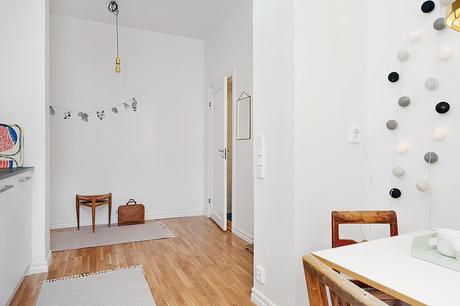 La importancia de un material. Madera y cuero en este piso escandinavo La importancia de un material. Madera y cuero en este piso escandinavo