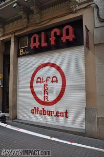 Rotulación de la persiana de Alfa bar musical