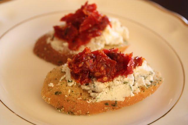 Crujientes con queso de cabra y jitomate deshidratado