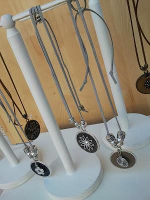 EXPOSITORES PARA COLLARES HECHOS CON MADERA