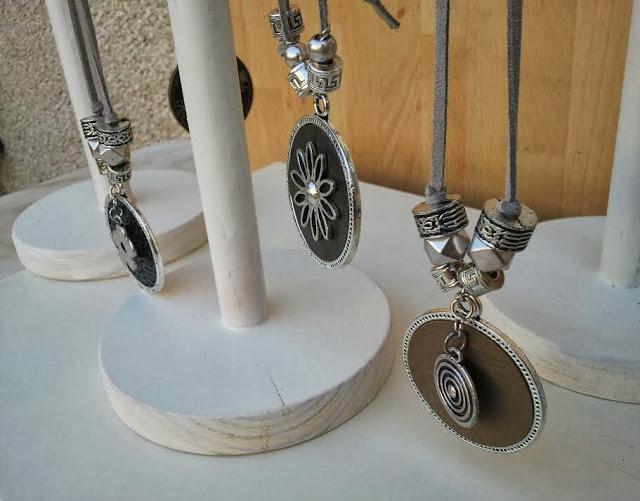 EXPOSITORES PARA COLLARES HECHOS CON MADERA