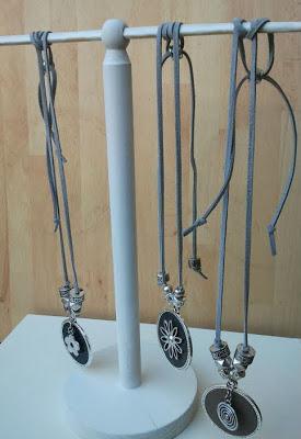 EXPOSITORES PARA COLLARES HECHOS CON MADERA