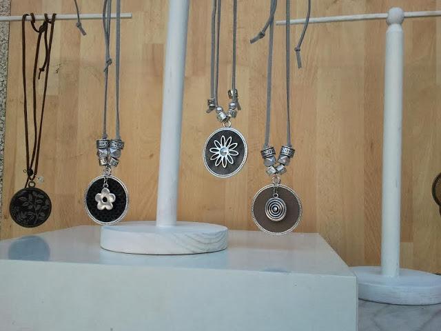 EXPOSITORES PARA COLLARES HECHOS CON MADERA