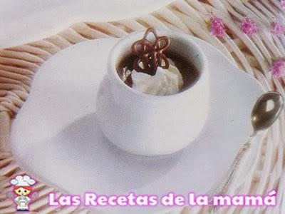 Cuencos de crema de chocolate