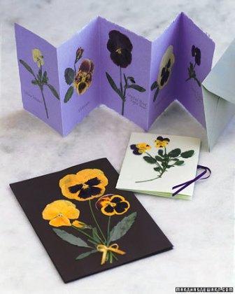 Has junto a tu pequeño estas lindas tarjetas navideñas con flores prensadas! Has junto a tu pequeño estas lindas tarjetas navideñas con flores prensadas!