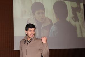 Manu en cine forum, con pantalla - Marta Olcoz