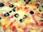 Pizza beacon, mozzarella aceitunas negras masa pizza tomate albahaca