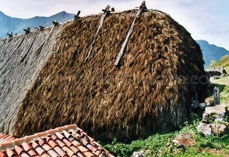 Frontera de naturaleza asturiana entre brañas y vaqueiros, Somiedo Frontera de naturaleza asturiana entre brañas y vaqueiros, Somiedo
