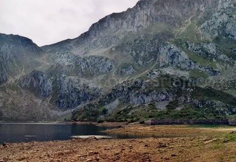 Frontera de naturaleza asturiana entre brañas y vaqueiros, Somiedo Frontera de naturaleza asturiana entre brañas y vaqueiros, Somiedo