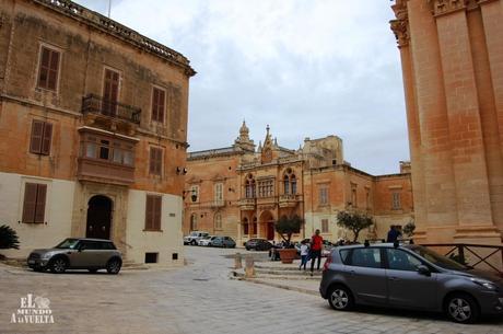 La búsqueda del tesoro en Mdina Plaza de la catedral de mdina