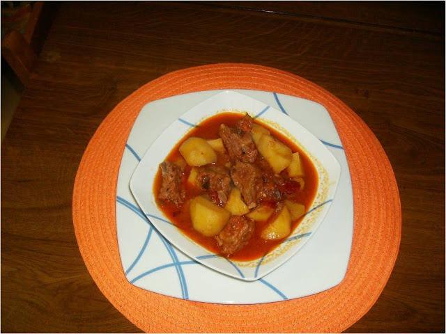 PATATAS  CON  COSTILLAS  ADOBADAS