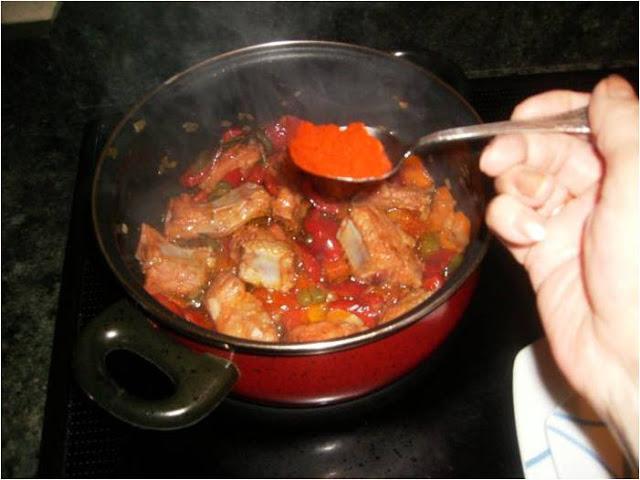 PATATAS  CON  COSTILLAS  ADOBADAS