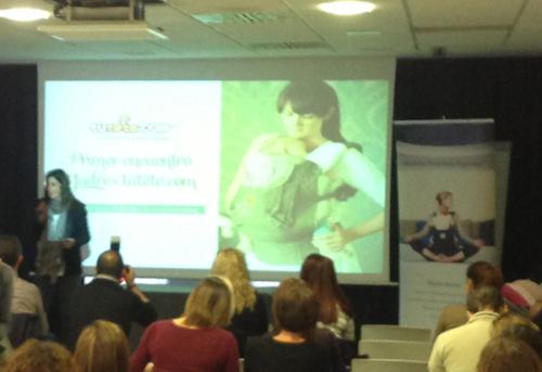 Foto de Tere presentando el evento