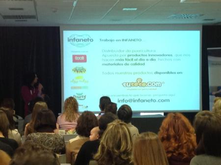 Sandra impartió la charla con su bombón de seis meses en brazos, Emma no puede ser más bonita y sonriente. Es un bebé feliz y se nota que buena culpa de ello la tiene su mamá