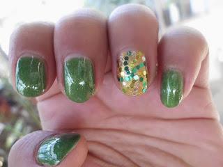 manicura con glitter verde