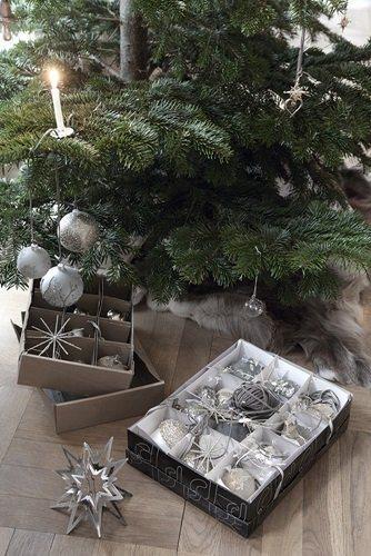 Muebles de diseño y decoración navideña nórdica sillas lacadas en negro Series 7 de Arne Jacobsen muebles de diseño online muebles de diseño nórdicos muebles de diseño nórdico online mesa PK58 de Poul Kjærholm decoración navideña nórdica decoración navidad estilo nórdico comprar online diseño nórdico butaca Egg de Arne Jacobsen mesa de centro de Noguchi butacas negras Plywood Group LCW de los Eames blog decoración interiorismo nórdico adornos decoración navidad