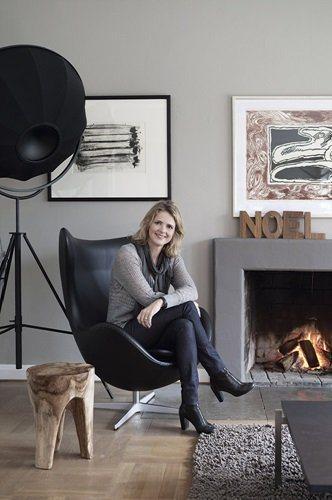 Muebles de diseño y decoración navideña nórdica sillas lacadas en negro Series 7 de Arne Jacobsen muebles de diseño online muebles de diseño nórdicos muebles de diseño nórdico online mesa PK58 de Poul Kjærholm decoración navideña nórdica decoración navidad estilo nórdico comprar online diseño nórdico butaca Egg de Arne Jacobsen mesa de centro de Noguchi butacas negras Plywood Group LCW de los Eames blog decoración interiorismo nórdico adornos decoración navidad