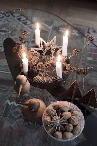 Muebles de diseño y decoración navideña nórdica sillas lacadas en negro Series 7 de Arne Jacobsen muebles de diseño online muebles de diseño nórdicos muebles de diseño nórdico online mesa PK58 de Poul Kjærholm decoración navideña nórdica decoración navidad estilo nórdico comprar online diseño nórdico butaca Egg de Arne Jacobsen mesa de centro de Noguchi butacas negras Plywood Group LCW de los Eames blog decoración interiorismo nórdico adornos decoración navidad