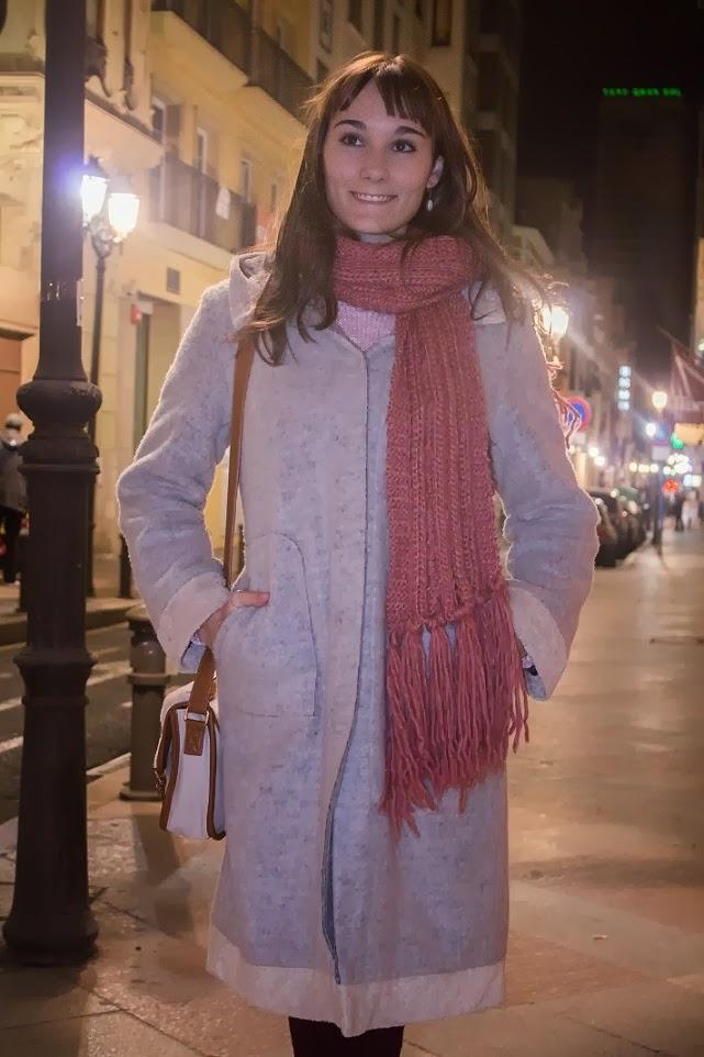 tendencias, vestir a capas, abrigos, bufanda, look otoño, alicante, blog moda, blog alicante, tonos rosas, color rosa, gris, botas, como combinar, borreguito, bySan, París, 