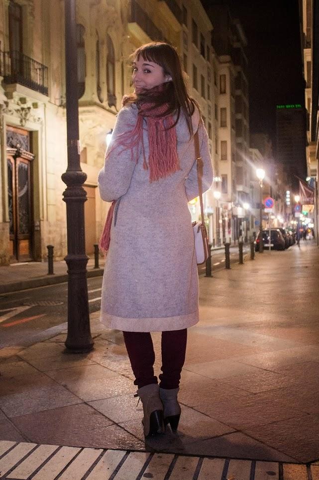 tendencias, vestir a capas, abrigos, bufanda, look otoño, alicante, blog moda, blog alicante, tonos rosas, color rosa, gris, botas, como combinar, borreguito, bySan, París, 