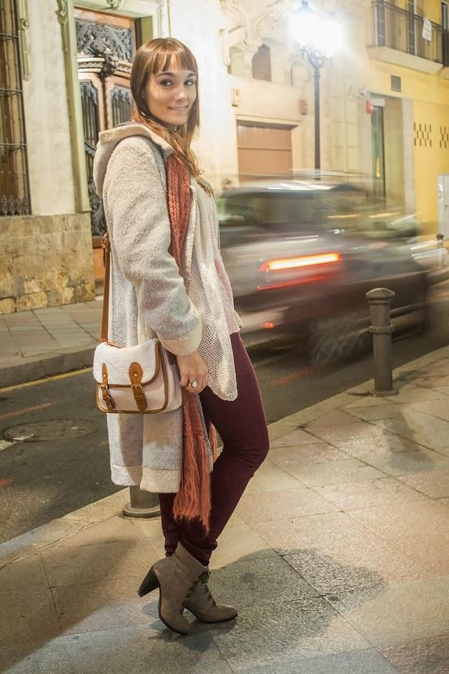 tendencias, vestir a capas, abrigos, bufanda, look otoño, alicante, blog moda, blog alicante, tonos rosas, color rosa, gris, botas, como combinar, borreguito, bySan, París, 